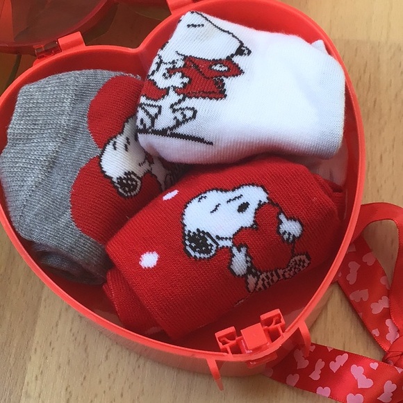 Snoopy Valentine’s Bow Sweater ❤️ + Socks in Heart Shaped Box / Peanuts - Picture 15 of 16